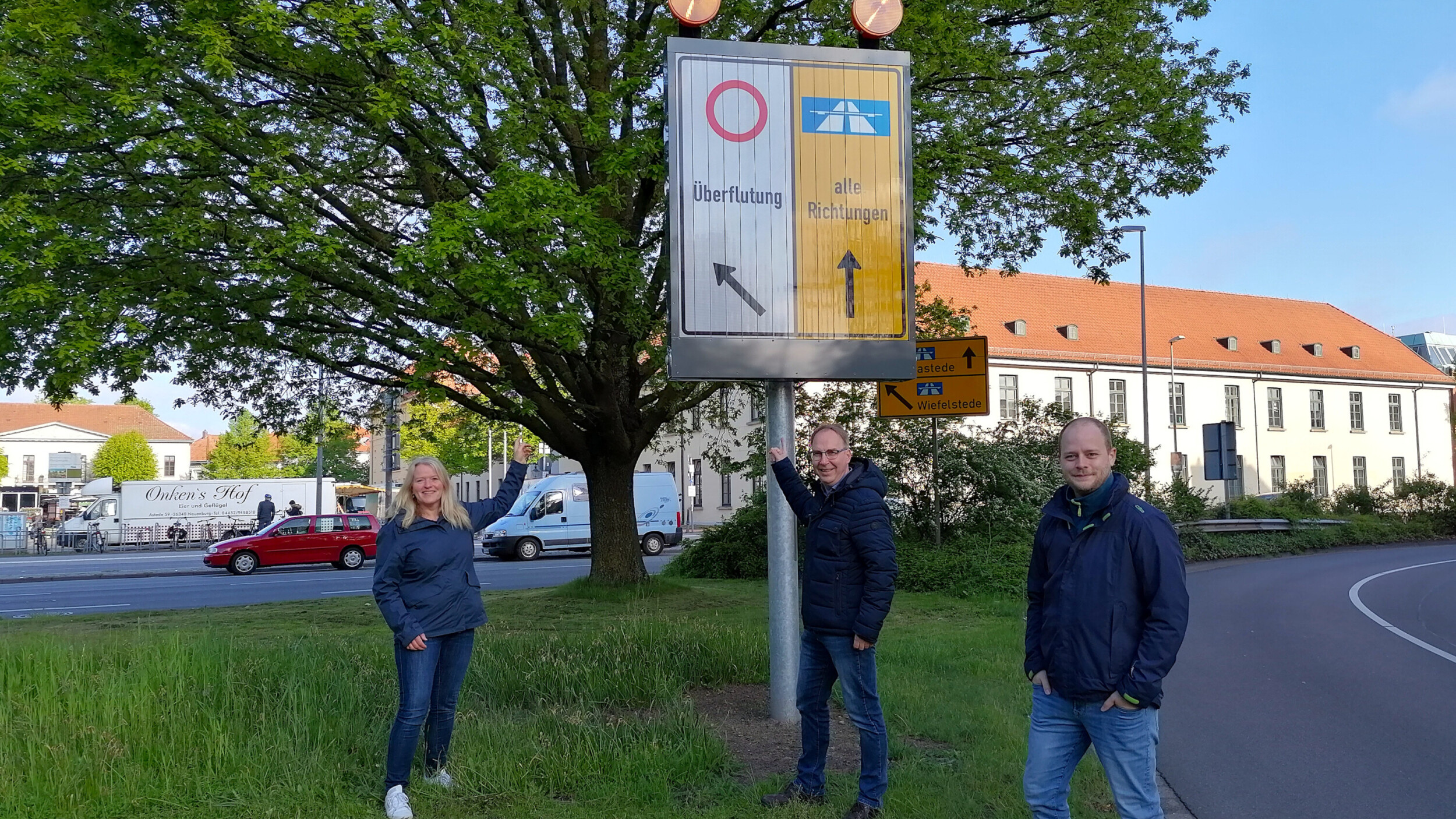 Das Zeichen steht auf „Überflutung“: Annette Meyers, Jens de Boer und Yannick Tiemann (v. l. n. r.) präsentieren den neuen Prismenwender am Pferdemarkt