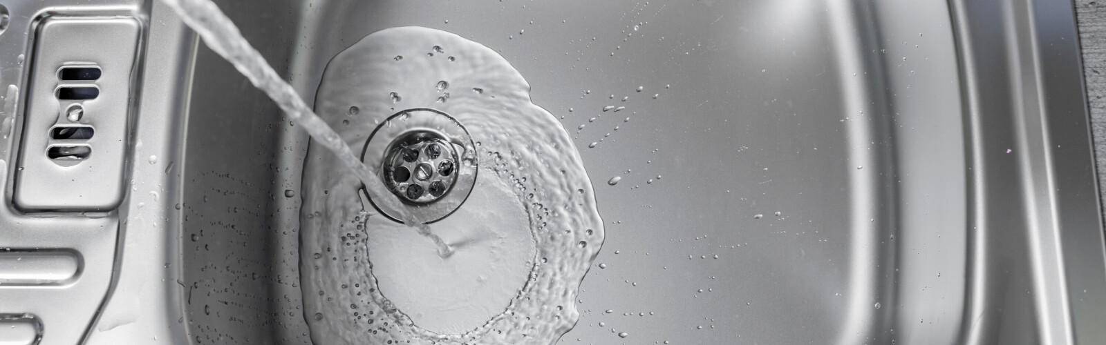 Abfluss in der Küchenspüle