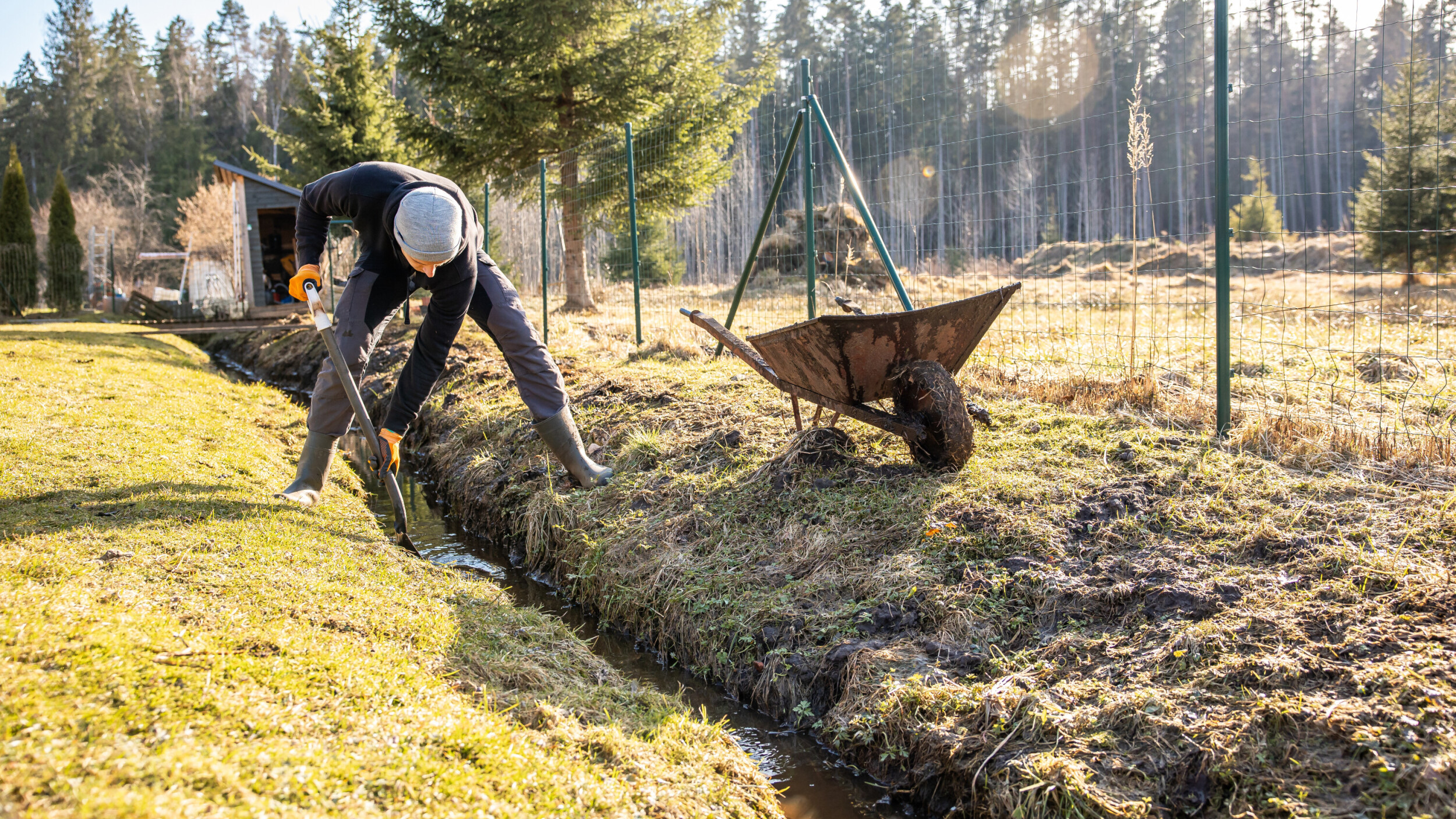 Gräben müssen regelmäßig gereinigt werden.