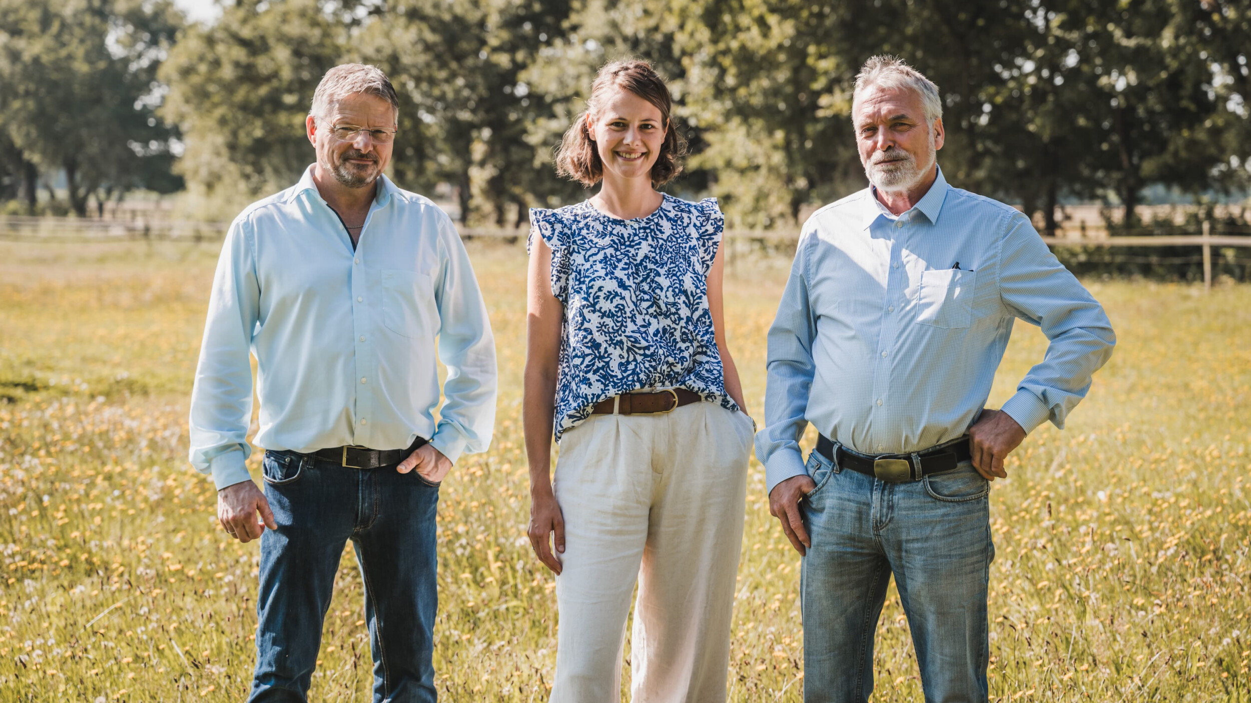 Torsten Selle, Geschäftsführer Bio-Fleischerei und Hofladen, Andrea Hoeber, Umweltbildung OOWV, und Landwirtschaftsmeister Gustav Wolters